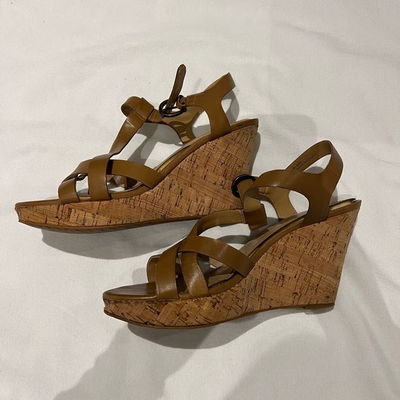 TAHARI Sarah Wedge Heels Leather! - Picture 1 of 6